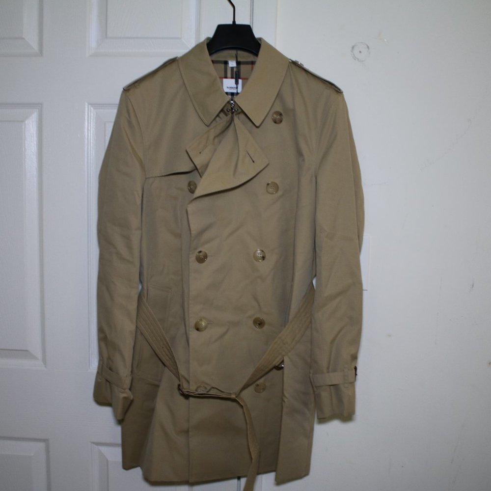 Burberry The Short Wimbledon Trench Coat